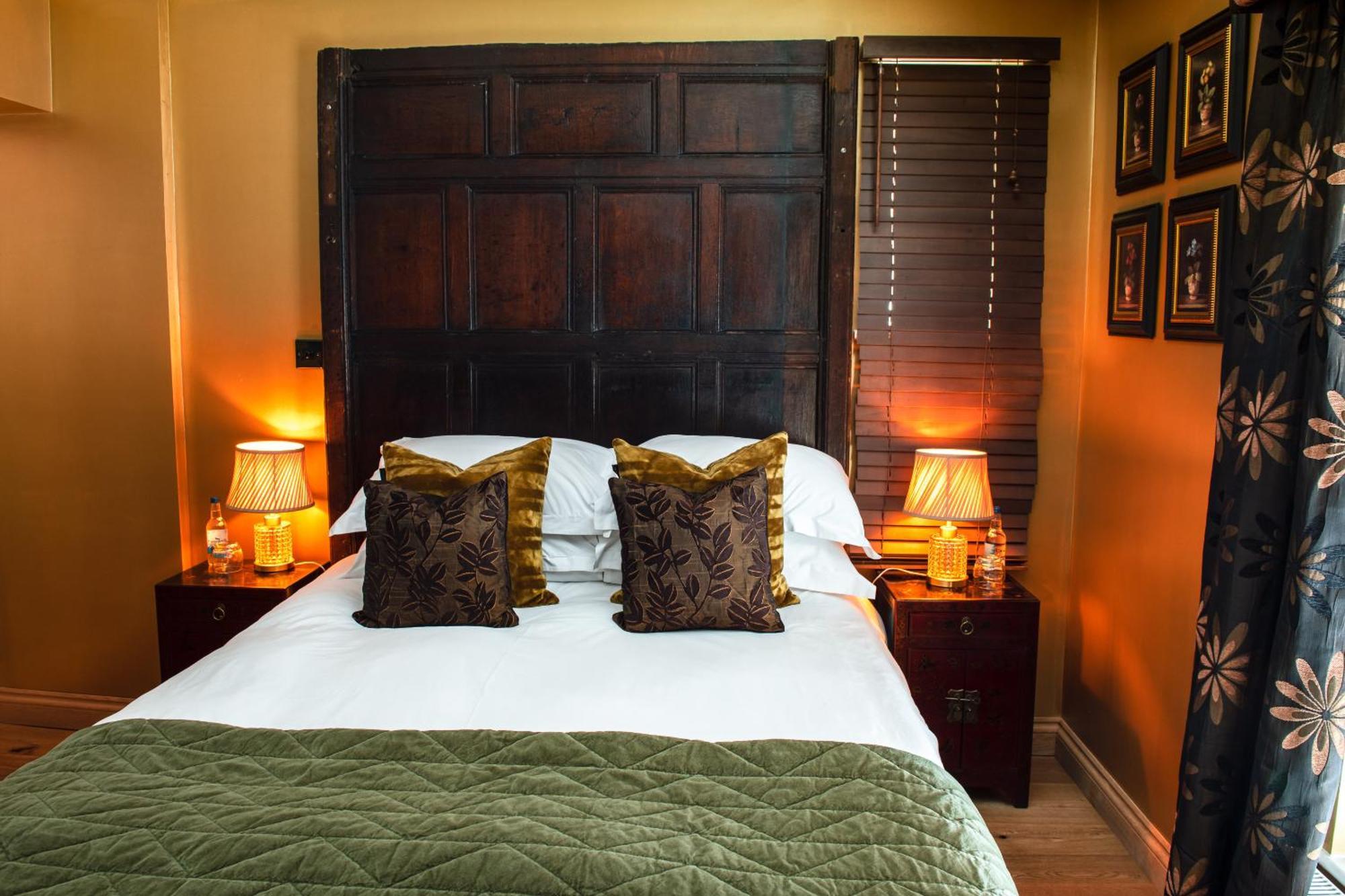 Rhubarb At Drapers Hall Shrewsbury Bilik gambar